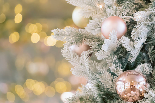 Albero di Natale decorato con palline d'oro su sfondo sfocato, scintillante, magico. - Foto, immagini