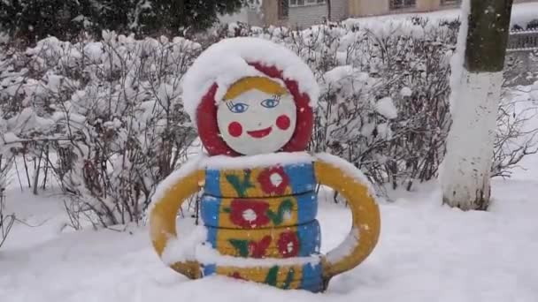 Femme auto-fabriquée avec des pneus. Lumineux contre la neige. - Séquence, vidéo
