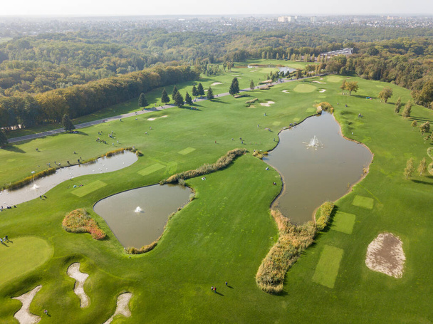 Vista aérea de drones. Lago com uma fonte entre um campo de golfe verde - Foto, Imagem