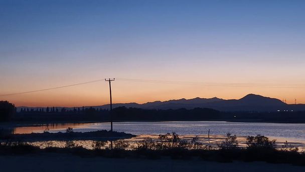 Larnaca zoutmeer bij zonsondergang - Foto, afbeelding