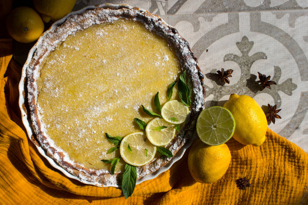Lemon πίτα πάνω όψη φωτογραφία. Γλυκιά πίτα με λεμόνια. Κοντινή φωτογραφία σπιτικής τάρτας γλυκού. Έννοια υγιεινής διατροφής. - Φωτογραφία, εικόνα