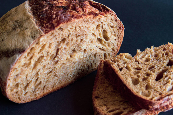 Organic Fresh Domácí chléb na černém pozadí, Close up z domácího chleba - Fotografie, Obrázek