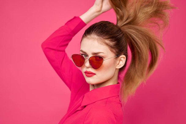 Nő rózsaszín ing és barna szemüveg vágott kilátás divat modell érzelmek gesztikuláló kéz portré - Fotó, kép