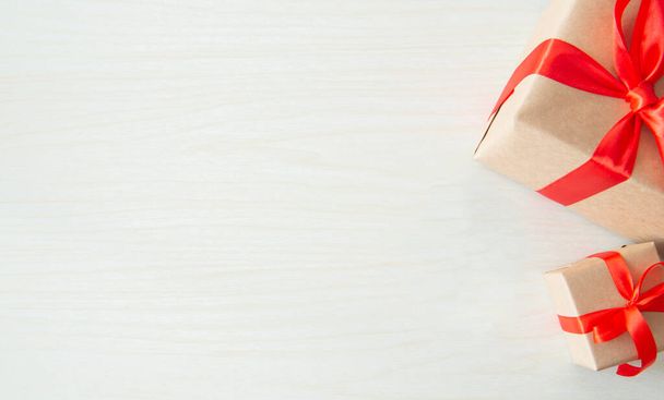 cadeaux de vacances avec ruban rouge sur fond blanc en bois - Photo, image