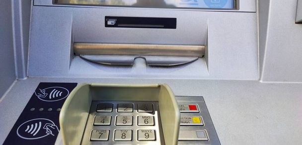 Автоматический кассир или банкомат - Фото, изображение