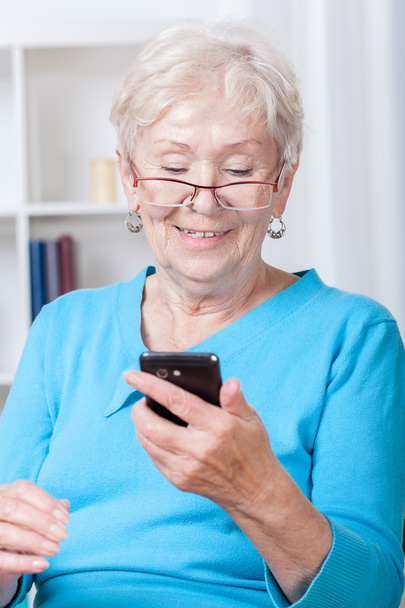 Elderly woman using mobile phone - Zdjęcie, obraz