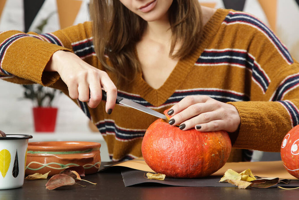 Молодая женщина делает украшения на Хэллоуин дома. Самодельное судно осеннего сезона. - Фото, изображение