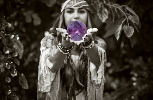 Cigány nő jövendőmondó egy kristálygömbbel, koncepció előrejelzések, mágikus rituálék - Fotó, kép