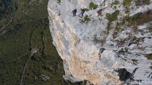 Drohne verfolgt einen Mann, der von einer Klippe in Choranche France springt. - Filmmaterial, Video