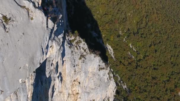 Base de hombre saltando en cámara lenta desde un acantilado en choranche vercors macizo Francia. Disparo de dron. - Imágenes, Vídeo