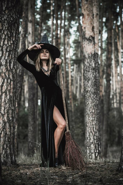 Halloween holiday witch Lady in Mystical atmosphere, witchcraft concept, ideas for Party - Valokuva, kuva
