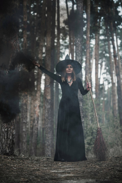 Halloween vakantie heks Lady in Mystieke sfeer,, hekserij concept, ideeën voor Party  - Foto, afbeelding