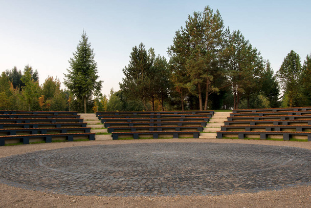 Όμορφη σκηνή πάρκου και αμφιθέατρο για παραστάσεις στο πάρκο της πόλης. - Φωτογραφία, εικόνα