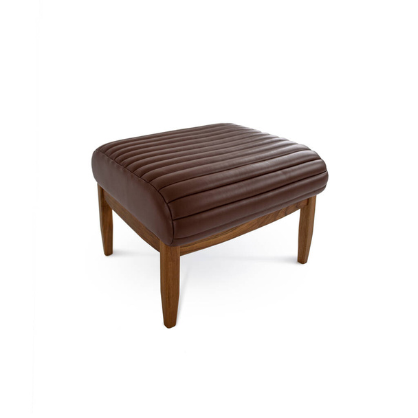 Taburete acolchado de cuero marrón con patas de madera aisladas sobre fondo blanco. Serie de muebles - Foto, Imagen