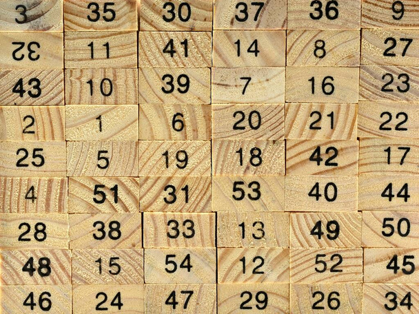 blocchi di legno visti dalla parte anteriore, impilati e numerati - Foto, immagini