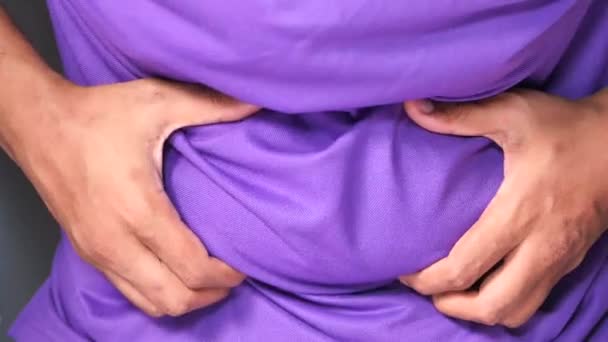 mão mans segurando gordura excessiva da barriga, conceito de excesso de peso - Filmagem, Vídeo