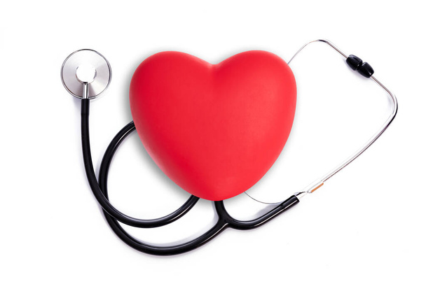 Υγειονομική Περίθαλψη έννοια - κόκκινο σχήμα καρδιάς με ιατρικό στηθοσκόπιο σε λευκό φόντο - Φωτογραφία, εικόνα
