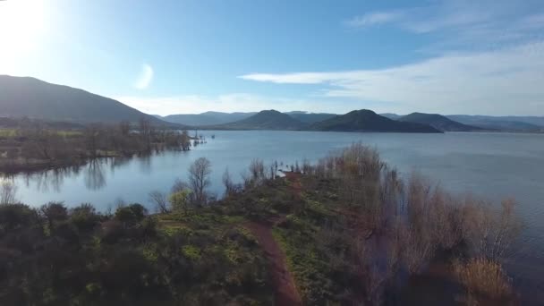 Vue aérienne d'un drone survolant le lac Salagou dans le sud de la France - Séquence, vidéo