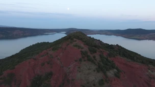 S'envoler d'une montagne rouge le long du lac salagou en France. - Séquence, vidéo