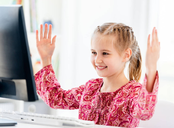Little girl talking via computer - Foto, afbeelding