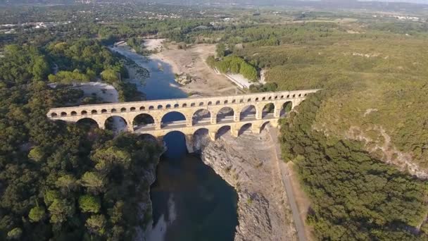 Aerial drone shot of a bridge le Pont du Gard in South of France (en inglés). Tiempo de puesta del sol - Metraje, vídeo
