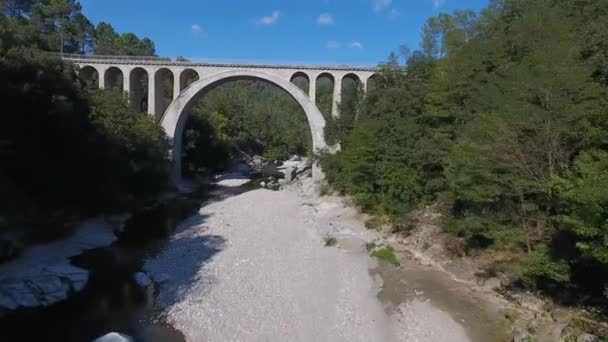 Беспилотник летит к мосту на юге Франции. Солнечный день  - Кадры, видео