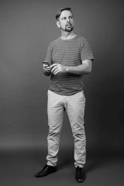 Studio photo de blond barbu homme avec bouc sur fond gris en noir et blanc - Photo, image
