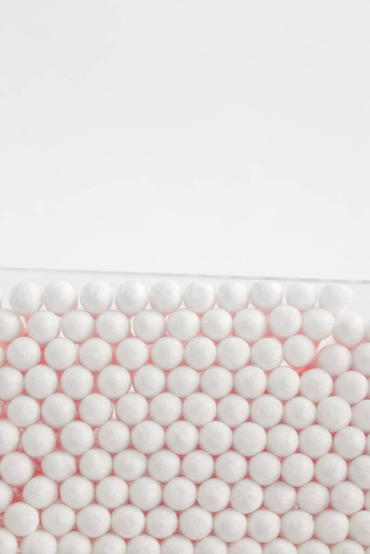 Pila vertical de hisopos de algodón con espacio para copiar - Foto, Imagen