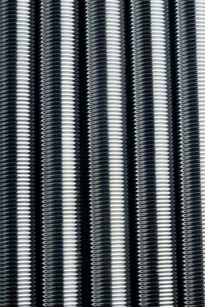 Fond sans couture de rangées verticales de ressorts à bobines métalliques  - Photo, image