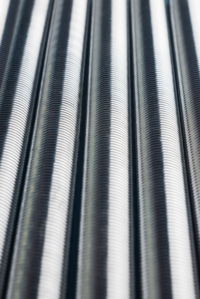 Fond sans couture de rangées verticales de ressorts métalliques avec foyer sélectif - Photo, image