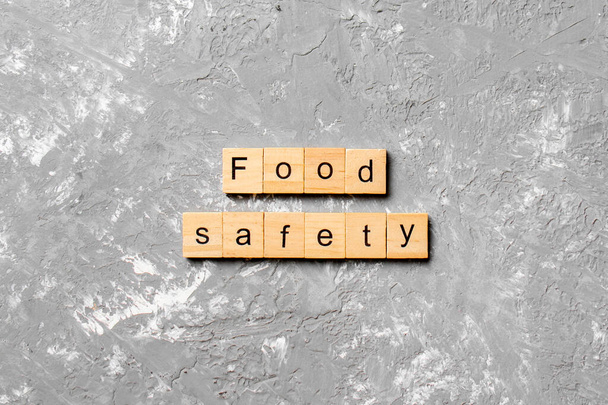 palavra de segurança alimentar escrito em bloco de madeira. texto de segurança alimentar na mesa, conceito. - Foto, Imagem