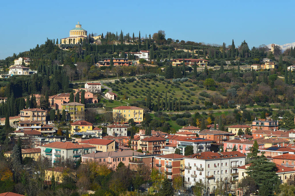 Güzel şehir manzarası. Güneşli bir günde Verona manzarası. - Fotoğraf, Görsel