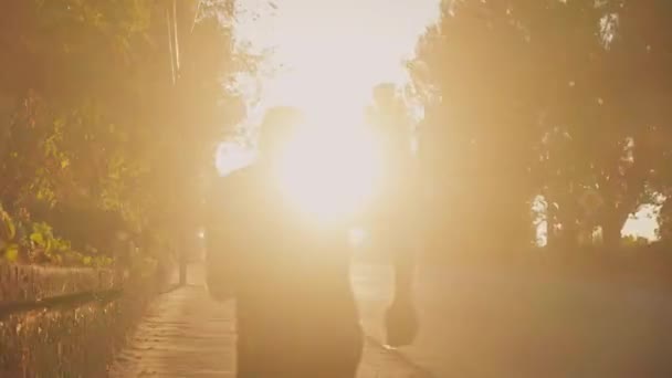 A running man in the rays of the setting sun. - Footage, Video