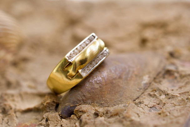goedkope tweedehands ring bijouterie op schelp - Foto, afbeelding
