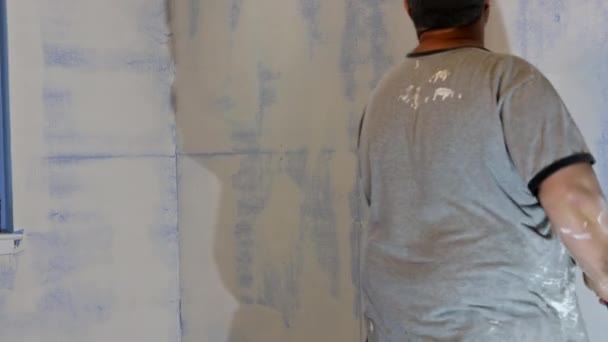 Βελτιώσεις σπιτιών. τοποθέτηση σοβά στον τοίχο με σπάτουλα - Πλάνα, βίντεο