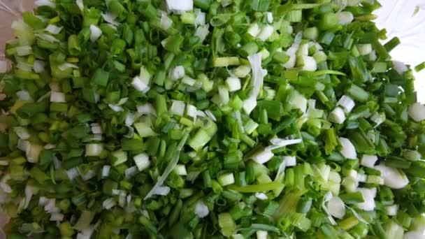 plasterki zielonej cebuli w przepis blisko strzał gotowanie kuchnia zdrowe jedzenie - Materiał filmowy, wideo