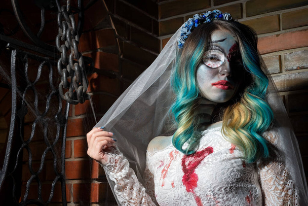 Halloween koncept nevěsty v bílých šatech a krvavý make-up, mystická ďábelská nevěsta Zbitá žena s krví, násilím a hrůzou - Fotografie, Obrázek