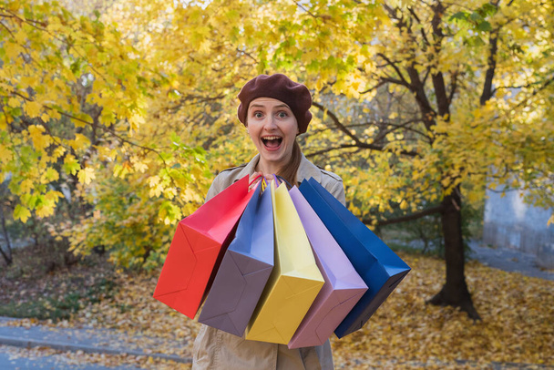 Chica alegre con compras en la mano. buenas compras. Descuentos de otoño - Foto, Imagen