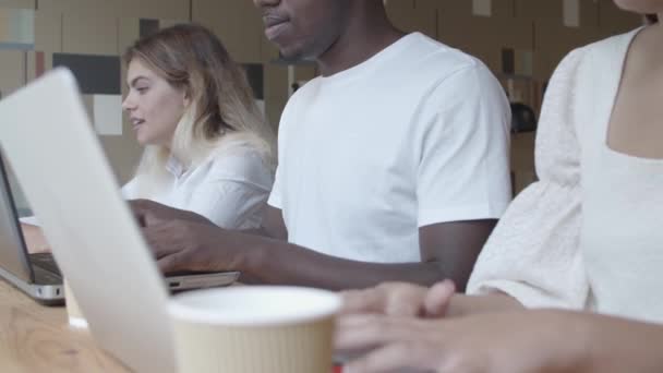 Grupo diverso de colegas de trabalho sentados no balcão - Filmagem, Vídeo