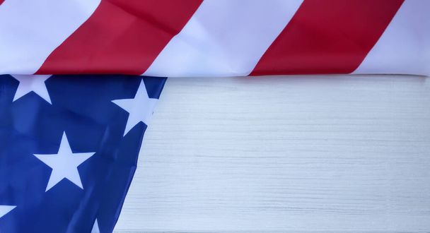 Amerikaanse vlag op een witte houten textuur tafel. Motief van de viering, kopieer ruimte voor tekst - Foto, afbeelding