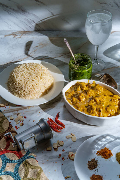 Authentisches indisches Korma Curry-Dinner mit Mandelhuhn mit Basmatireis und grünem Chutney - Foto, Bild
