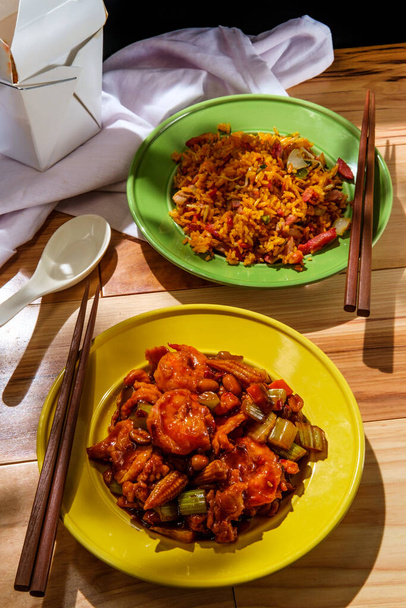 Plats à emporter Poulet chinois kung pao et crevettes aux arachides et côté de riz frit au porc - Photo, image