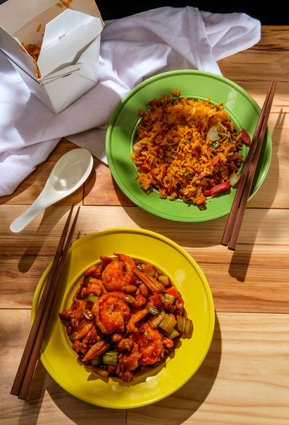 Afhalen Chinese kung pao kip en garnalen met pinda 's en kant van varkensvlees gebakken rijst - Foto, afbeelding