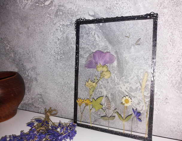 Flores prensadas emolduradas em técnica de tiffany em vitrais - Foto, Imagem