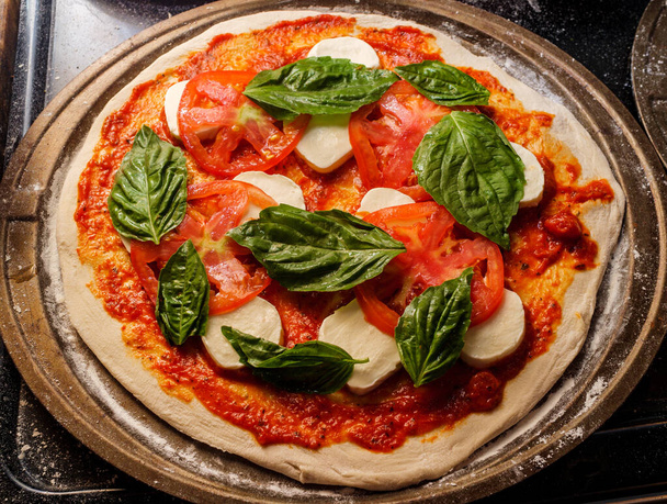 Pizza Margherita alla newyorkese con mozzarella fresca e foglie di basilico - Foto, immagini