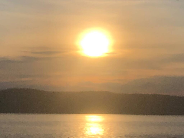 Puesta de sol sobre el río Hudson - Foto, imagen