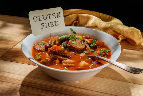 Сердечный итальянский минестронский суп с нарезанной колбасой и овощами - Фото, изображение