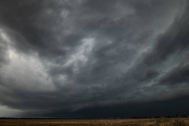 krásná tmavá dramatická obloha s bouřkovými mraky  - Fotografie, Obrázek