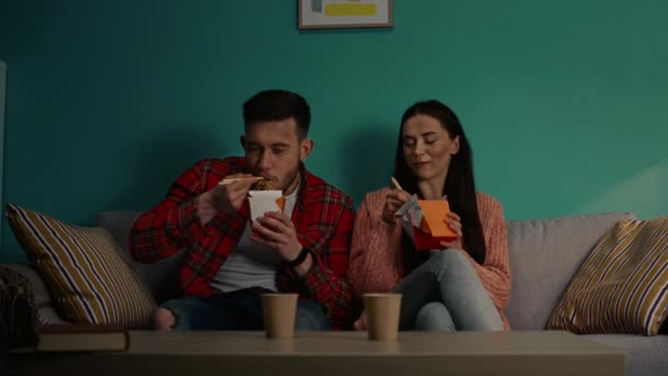Femme et homme mangent des spaghettis à partir de boîtes en papier - Séquence, vidéo