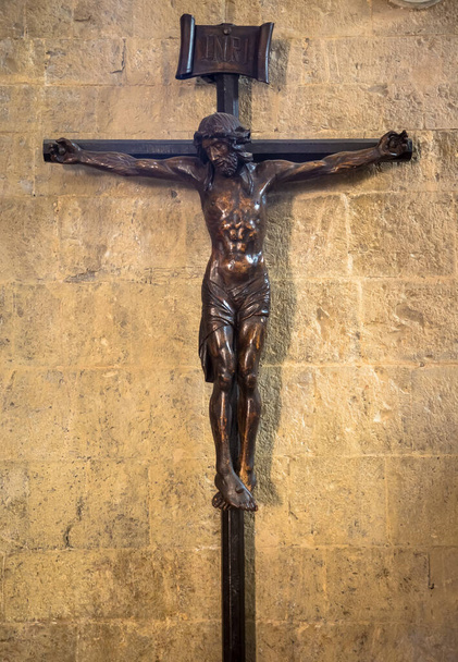 Antico crocifisso italiano, in legno, con Gesù Cristo simbolo di risurrezione e salvezza - Foto, immagini